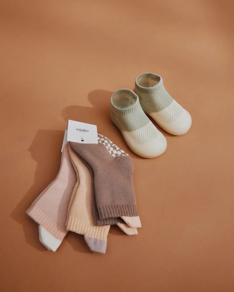 Minifus Lær-at-gå Sommer Startpakke grå begyndersko strømper