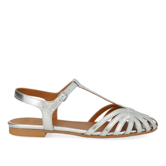 Angulus Flad sandal med organisk frontdetalje