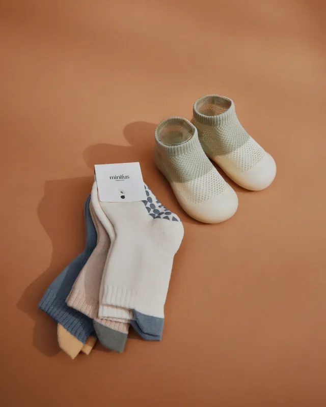 Minifus lær-at-gå sommer startpakke grå begyndersko strømper