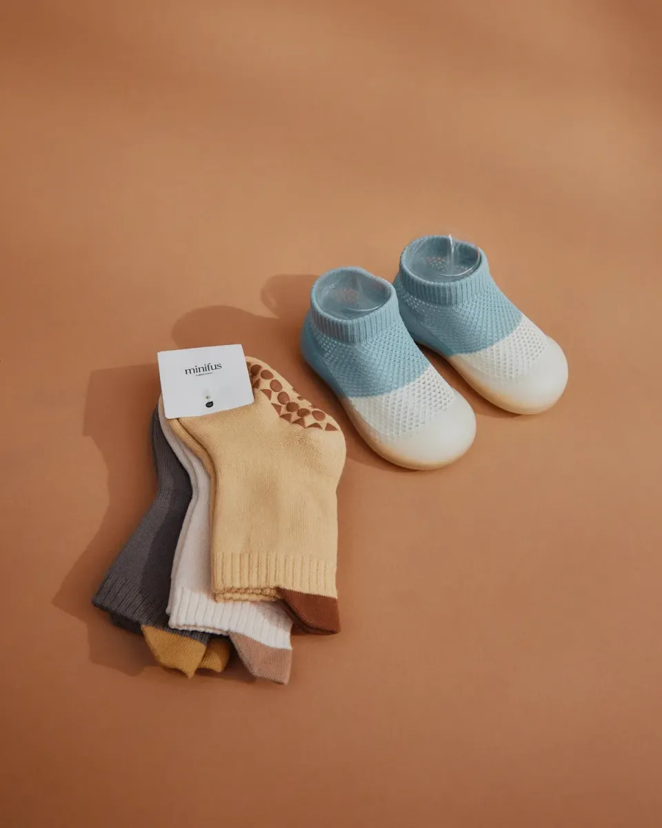 Minifus Lær-at-gå Sommer Startpakke lyseblå begyndersko strømper